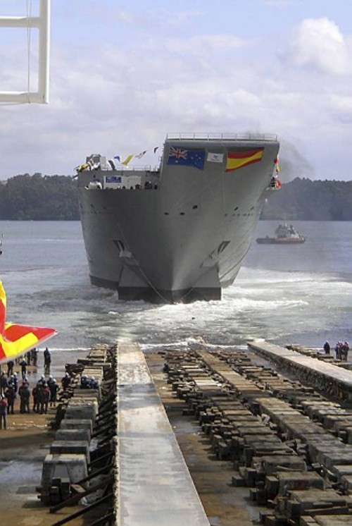 Tàu sân bay trực thăng HMAS Canberra khi thử nghiệm cơ bản trên biển.